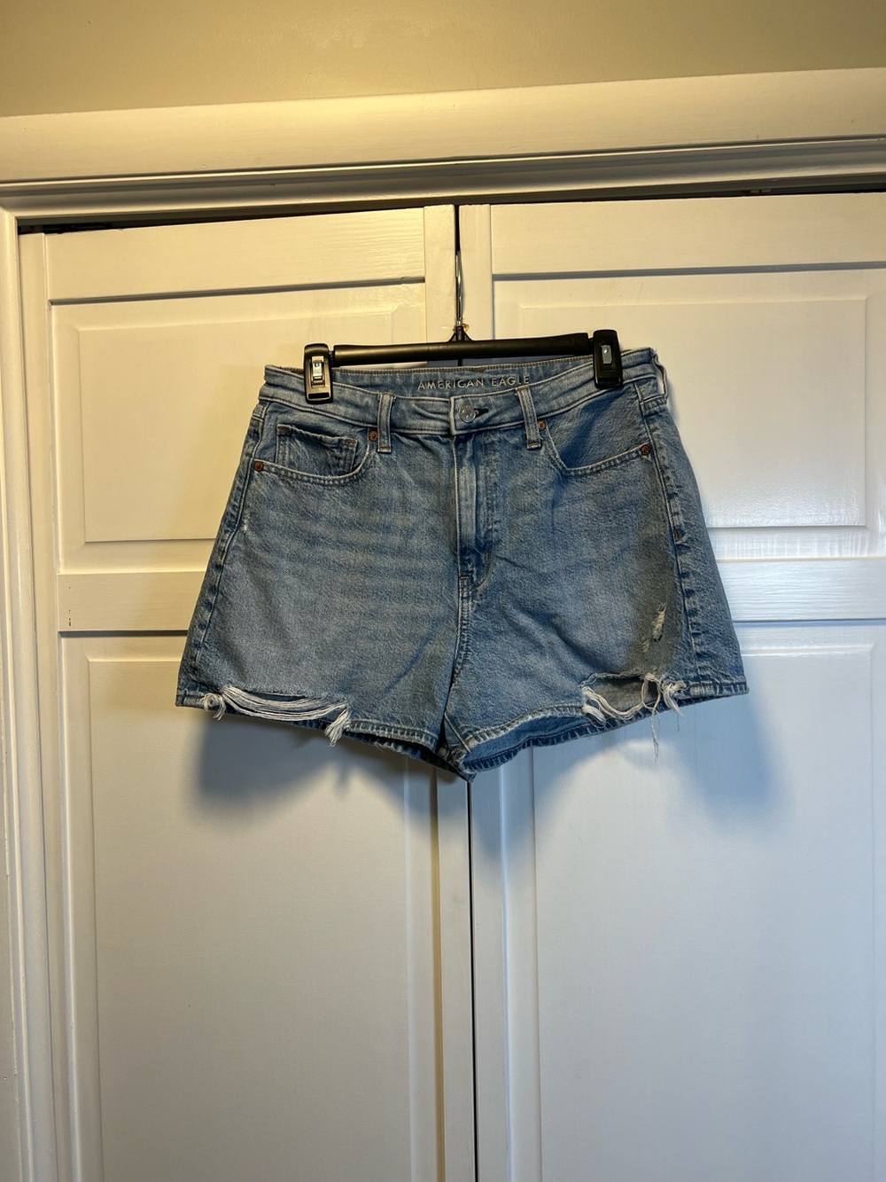 American Eagle Outfitters Light Blue Distressed High-Rise Mom Short Women 10 - Picture 1 of 10